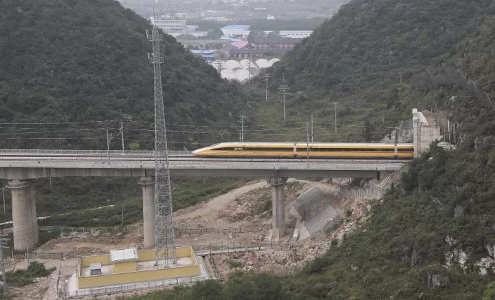 
                
	
                    
	今年以来，尤其是进入汛期以后，沪昆高铁贵州段连续出现强降雨天气，个别隧道暴露了开裂、漏水等质量隐患。经过铁路总公司组成专项检查组，对沪昆高铁贵州段部分隧道质量问题进行调查，发现个别隧道存在偷工减料、内业资料弄虚作假等严重质量问题