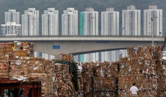 原标题：中国颁布禁令拒绝再当“垃圾桶”，美国需要反思如何管好自己的破烂             中国于2017年7月18日知会WTO，称计划禁止24类固体废物的进口，包括多种塑料制品和未经分拣废纸。该进口禁令将从2017年底开始生效