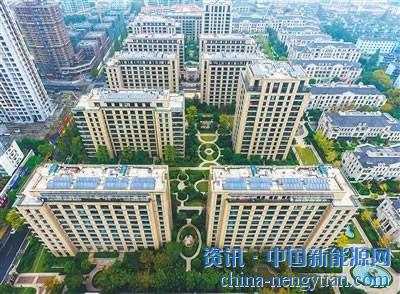                                                                                                                                                 
	　　俯瞰已经安装完毕等待并网的慈溪市绿城玫瑰园小区的居民屋顶光伏。　新华社记者 徐昱 摄

	　　根据浙江省能源局10月底发布的统计数据显示，浙江省家庭屋顶光伏并网户数已突破10万户大关，装机规模656兆瓦，并网户数和