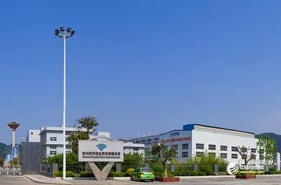 原标题：夯实上游做强中游 天齐锂业海外跑马圈地扩充资源            海外矿投网—最权威海外矿业金融资讯平台  来源：中国证券报 天齐锂业收购的泰利森扩产成为市场关注的热点。11月5日，在天齐锂业董秘李波的陪同下，调研团队现场调研了公司位于澳大利亚奎纳纳工业区在建的两期“2.4万吨电池级单水氢氧化锂项目”以及格林布什矿区泰利森“化学级锂精矿扩产项目”