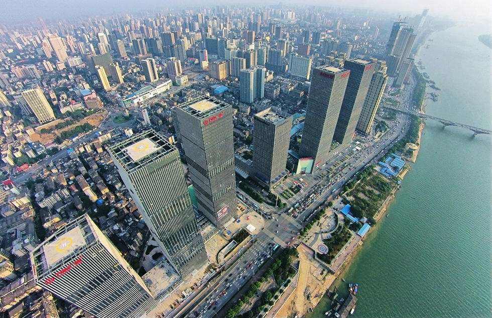 原标题：今天起，长沙要大变了！这辈子我都不会后悔留在了长沙！            潮人说：长沙，你是我们的骄傲！ 新鲜事 长沙的国际地位如何？ 你遇到过这样带着嫌弃的质疑吗 我要认真的告诉你  2016年的长沙 成功入围世界特色魅力城市200强 2017年，长沙又与伦敦一起 跻身世界顶尖城市格局的阵营里  现在长沙将迎来一次腾飞的机遇 长沙6区1县、代管2县级市 将在下半年推进一大批重大项目 我们的家，长沙！ 将又一次站在国际舞台上，震惊全世界！  今天起，一大波利好 涉及七百多万长沙人的生活 未来，环