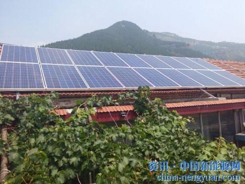                                                                                                                                                 
	　　国家大力扶持，政府、银行和电力公司一路开绿灯，企业一次性投资农户屋顶分布式光伏电站，每月可为农户带来几千元的稳定收益，农家建屋顶光伏电站相当于买了一份养老保险，这样造福百姓的好事在“华人老家&rdquo