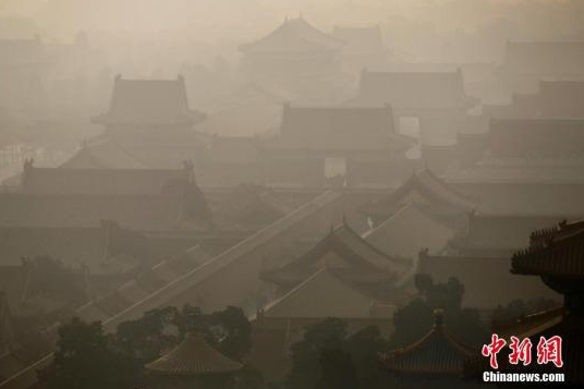 
            	今后，北京市空氣重污染一旦達(dá)到黃色預(yù)警，制造業(yè)企業(yè)就要通過停限產(chǎn)予以響應(yīng)，且市級空氣重污染應(yīng)急企業(yè)增加500余家，達(dá)到712家。此間媒體19日報(bào)道，《北京市空氣重污染應(yīng)急工業(yè)分預(yù)案（2017年版）》正式出臺