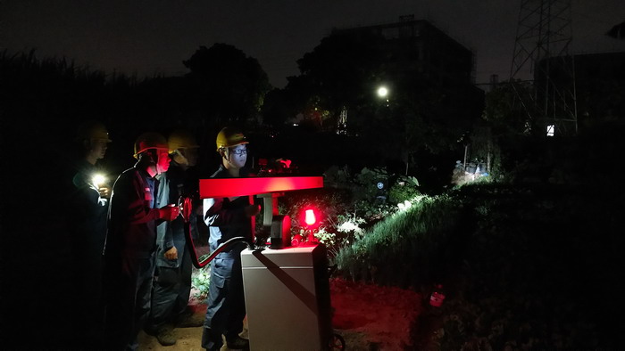 
　　激光清障仪夜间“作战”，力保十九大期间用电安全。蔡晓峰 摄

　　激光清障仪在北京参展