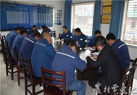 
　　农村电气化网讯：11月17日，凤翔分公司经理宁小刚带领安监负责人参加了彪角供电所开展的“周五安全活动”，与供电所员工一起学习安全简报，分析当前形势，查找问题短板，议定整改措施，确保“周五安全活动”取得了实实在在的成效。

　　活动中，首先由供电所负责人对本周安全生产工作进行了小结，指出了在秋检尾留隐患处理中存在的擅自扩大工作任务以及违章指挥、违章作业等两个方面的问题和不足；之后，有针对性地学习讨论了县公司“安全月刊”第十三期&l