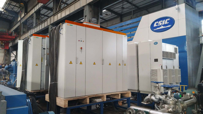 
            	近日，阳光电源自主研发、生产的低压5MW全功率风能变流器顺利通过中船电机厂内机组测试。各项性能指标优于标准要求及前期其它配套设备的测试结果，为国产化大功率风能变流器适用海上风电要求再添佳绩
