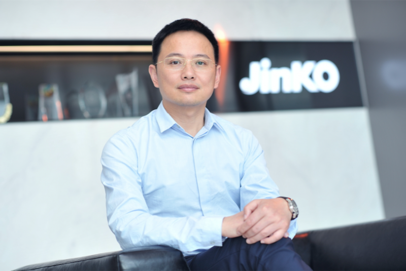 原标题：分布式光伏“破局” 晶科电力“闯关”            分布式光伏就近利用清洁能源资源，能源生产和消费就近完成，具有能源利用率高，污染排放低等优点，代表了当前能源发展的新方向和新形态。目前，分布式发电已取得较大进展，但仍受到市场化程度低、公共服务滞后、管理体系不健全等因素的制约，为加快推进分布式能源发展，国家发改委、能源局依托于电力体制改革的总体方案于日前正式下发了《关于开展分布式发电市场化交易试点的通知》(下简称《通知》)，这也意味着分布式光伏正在逐渐打破能源中心化和电力垄断，传统光伏发电企