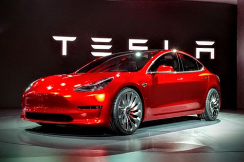 
                
	
                    
	由于在生产Model 3方面的巨额投入，特斯拉每个季度消耗超过10亿美元，而这款售价35,000美元的汽车看起来不太可能在短期内产生回报。

	

	彭博汇总的数据显示，在过去12个月里，特斯拉的烧钱速度约为每分钟8,000美元（或每小时48万美元）