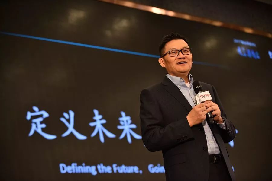 原标题：京东首席战略官廖建文：有能力定义未来，才能超越竞争【商评演讲精粹】             2017年11月22日，由中国企业案例开发专家《商业评论》杂志主办的“2017商业评论大会”在上海龙之梦大酒店举行。今年大会的主题是“遇见新商业”，几百名来自全国的企业家和管理学者参加了此次管理盛会，复盘全年精选的商业案例，共同探索新商业尤其是新零售的管理之道