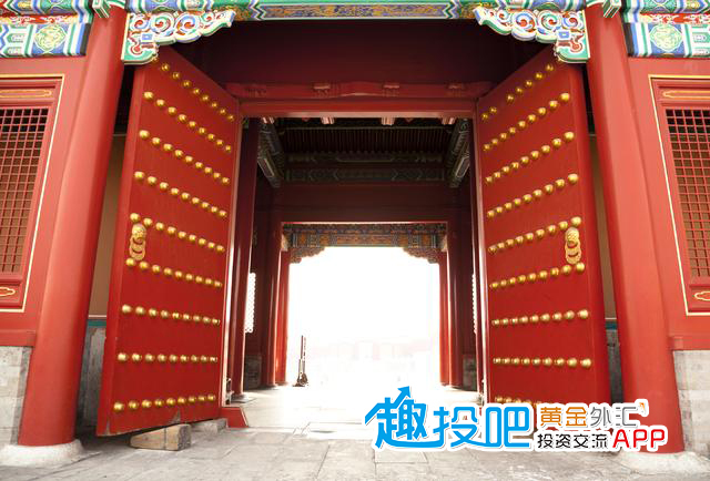 原标题：刚刚、中国终于发令，或将提前开挖可燃冰万亿宝藏，日本急红眼也想抢！            事实上，能源才是经济的枷锁，人类的进步史，就是能源利用的进步史，从草木到煤炭，从煤炭到原油，从原油到新能源——也是决定国家经济命脉的三要素之一，另两个是货币的信用和债务。 趣投吧曾提及，美国通过压裂技术开采页气岩油，一举扭转对中东原油的依赖的困境，成为出口大国，引爆了新一轮能源革命