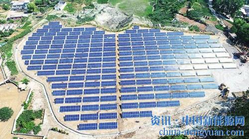                                                                                                                                                 
	　　记者从河南省扶贫办获悉，河南把村级光伏小电站建设作为光伏扶贫的重点。截至今年10月底，全省已建成村级光伏小电站4500个，总规模54万千瓦，累计发电9800万千瓦时，总收益约9400万元，覆盖贫困户近11万户
