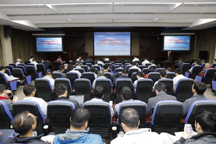           　　本网讯（杜健伟）11月23日，白鹤滩工程建设部（以下简称“建设部”）开展2017年第四季度党风廉政教育日活动。建设部党委副书记、主任汪志林主持活动，在工地的全体员工参加学习