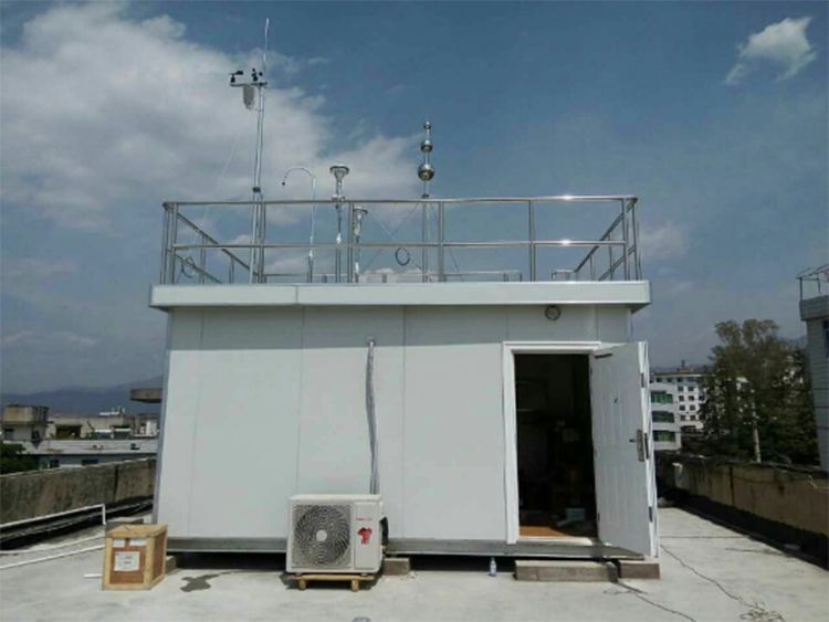 　　11月21日，福建浦城县环保局监测站站长邱雄标和环境监测人员来到浦城县特殊学校教学楼楼顶，对新增空气自动监测站的仪器进行保养维护，确保设备正常运行，使收集的空气质量信息能真实传送到福建省监测站。  (图片来自网络，侵删) 　　福建浦城县环保局扎实落实党政生态环境保护目标责任制，把县域环境空气质量监测作为促进地方经济发展，营造良好生态环境的重要措施来抓，列入“四比六促”活动内容来推进