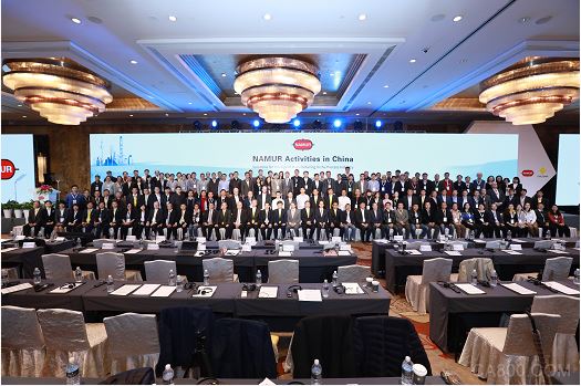 
                    
	NAMUR德国总部和中国分部都会举办年会，分享过程工业自动化领域的最新思路和技术，讨论新热点，并展示优秀供应商的解决方案。2016年，横河电机有幸被选为德国总部的NAMUR年会合作伙伴， 以“Solutions for Optimization in the Global Process Industry”为主题，宣讲并展示了横河电机的最新技术和成果
