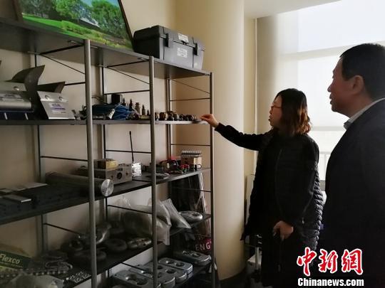 原标题：煤省山西引海外先进煤机生产技术                            武振文正在介绍从德国、美国、澳大利亚及英国引进的煤机设备关键零部件。　杨杰英　摄  中新网太原11月24日电 (杨杰英)“我们从德国的进口额每年可达3000万欧元，从美国的进口额达1000万美元