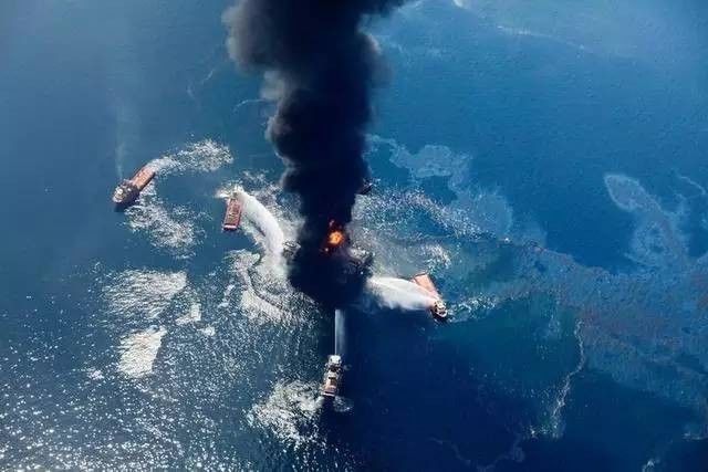 原标题：三百年惊天大骗局：石油竟不是地下生物沉积形成的？            来源：行业观察者，不代表本平台观 作为当今世界工业第一能源要素——石油，它的来源(成油机理)却一直众说纷纭。 最流行的是生物变油和石化变油两种学说