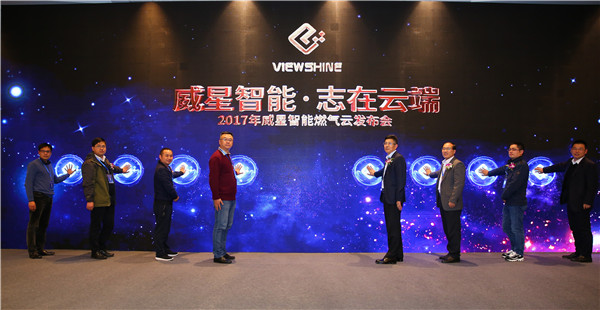 　　在高举“大数据”旗帜的时代，中小企业就注定比不过自带流量的大公司？自建数据系统成本高企、数据零星、安全堪忧，中小企业注定要被时代甩在身后？今年4月，浙江省信息化工作领导小组近日发布《行动计划》，指出将在今年新增10万企业上云，建设“云上浙江”，打造数据强省。如今，越来越多的平台正在助力中小企业上云
