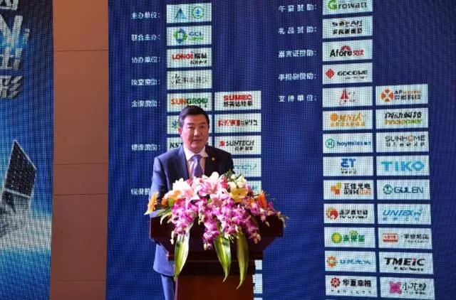 原标题：协鑫新能源孙兴平：携手共致分布式能源普及            11月24日，2017第七届加强应用长江经济带“一带一路”分布式能源创新发展论坛在南京举行，协鑫新能源作为联合主办单位，公司总裁孙兴平出席论坛并在开幕式致辞，与各界光伏同仁共议可再生能源发展，共商分布式能源前景。 孙兴平首先和与会嘉宾分享了江苏省可再生能源和分布式光伏的发展情况