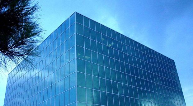 　　日前，由福建省计量院起草的福建省地方计量校准规范《建筑玻璃可见光透射比遮阳系数测量系统》通过专家评审。 图片来自网络，侵删 　　据介绍，该校准规范为国内首次制定，规范中全面、准确、合理地评价建筑玻璃可见光透射比遮阳系数的计量性能