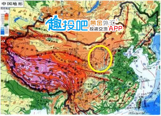 原标题：坐拥250亿吨油气储量 鄂尔多斯迎新发展机遇            油气资源总量达250亿吨，鄂尔多斯盆地才是真正的中国第一大油气田。 根据我国国土资源部今年通报的中国近5年的全国油气资源勘探开采成果显示，在过去近5年时间里，中国累计探明亿吨级油田达10个， 值得注意的是，这十个油田中有9个全部来自鄂尔多斯盆地