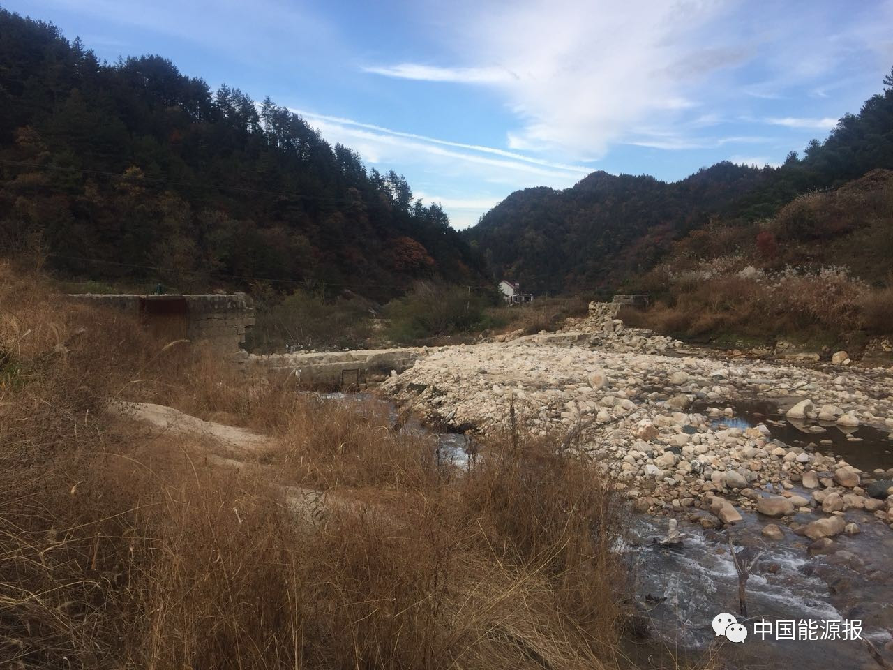 原标题：安徽岳西国家级保护区内：17座小水电站的“拆”“留”之争             鹞落坪自然保护区核心区美丽水电站拦水坝被爆破拆除 6月9日上午，安徽省岳西县鹞落坪国家级自然保护区内，随着一连串的爆破声响，王营修已经经营了8年的水电站拦水大坝轰然倒塌。和王营修家的电站有着同样命运的其他16座总装机约8000千瓦的小水电站，也在今年4—9月间先后被关停、拆除