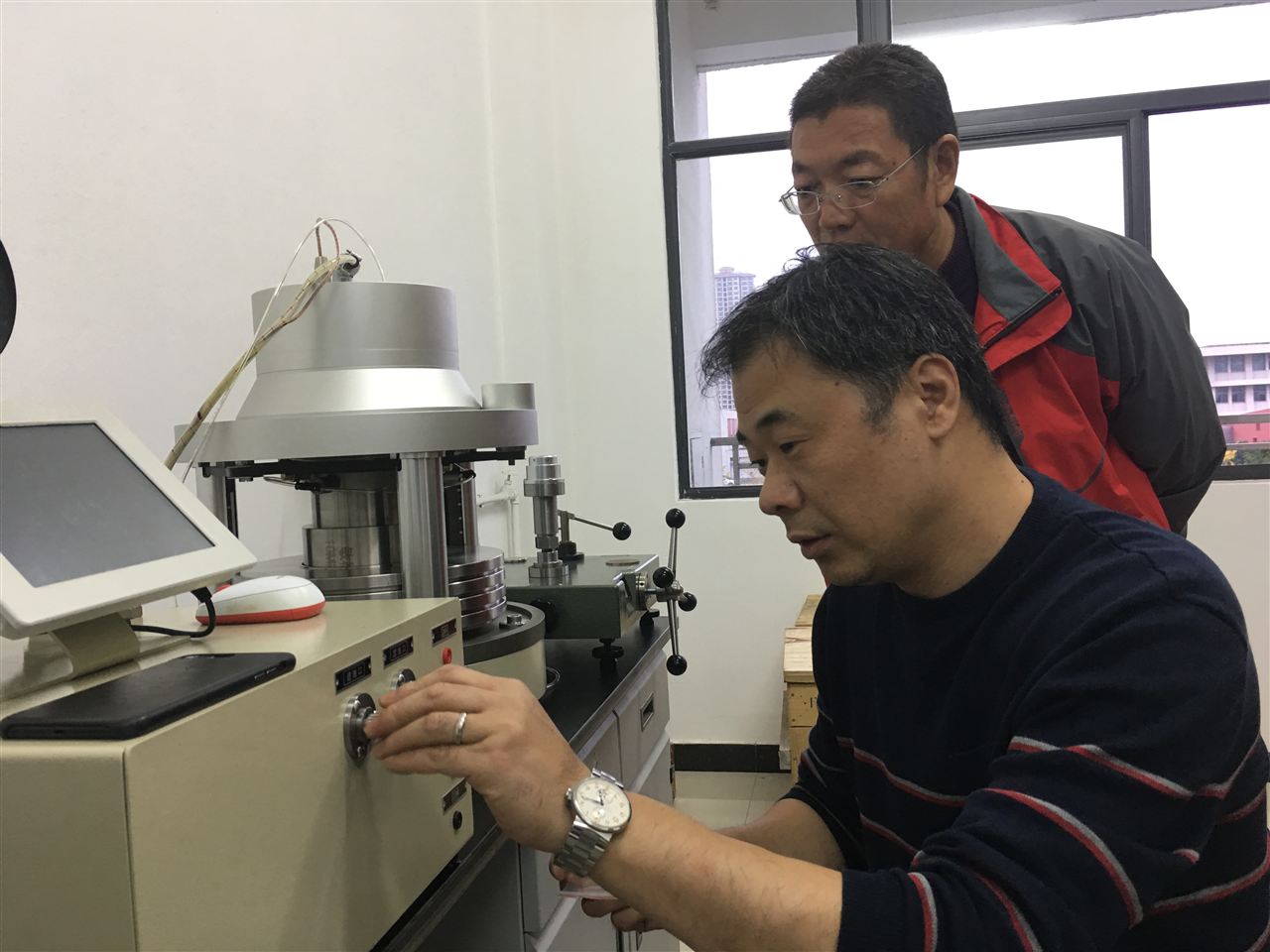 　　近日，江苏连云港市计量中心“0.02级活塞式压力计”检测装置通过调试后安装到位，正式开展活塞式压力计的检测工作。 图片来自连云港质量网 　　今年以来，连云港市计量中心为进一步提高计量检测能力，满足企业计量检定、校准、检测工作的需要，积极筹备“0.02级活塞式压力计”技改项目，将现有的活塞式压力计检测能力从原先的0.05级(二等)提升的到0.02级(一等)