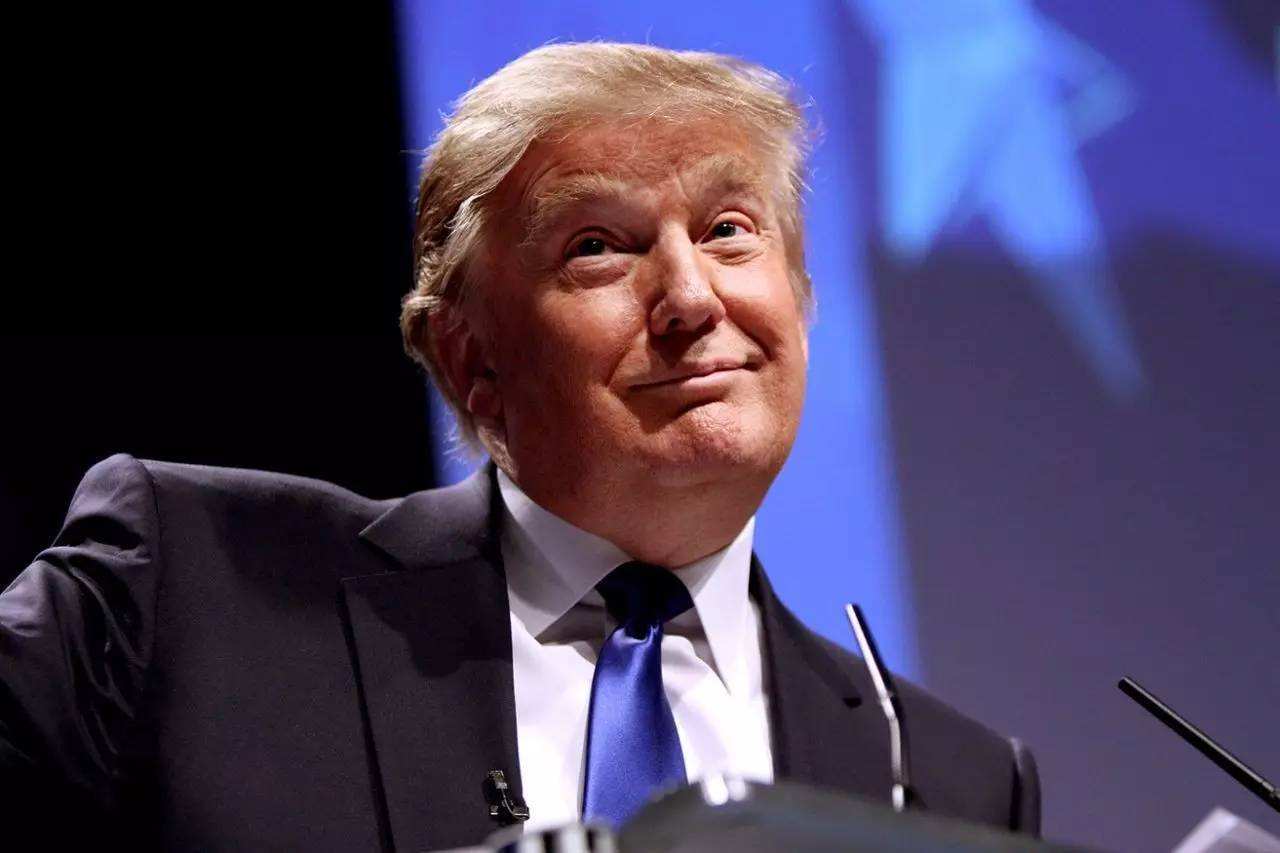 原标题：美国俄罗斯大打出手！加拿大也来搅局？中国：都得听我的！            中国一直都是天然气缺口大国，主要依靠进口天然气满足国内需求，美国、俄罗斯一直对中国天然气市场虎视眈眈，前有2014年俄罗斯和中国签订的4000亿美元天价订单，后有今年11月美国和中国签订的430亿美元大单，两国为此大打价格战之时，怎料突然杀出了一个搅局者——加拿大！这到底只是生意还是暗涌流动的博弈？  加拿大如梦方醒，开始抢占美国生意！ 加拿大自然资源极其丰富，并有99%的油气出口到美国，美国人很聪明，深谙天然气这种清洁