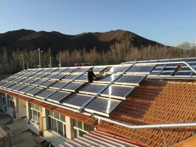 原标题：太阳能工程：蓝天下的两座太阳能供热/采暖系统            太阳能“十三五”发展规划中提出：鼓励在调剂适宜的中小城镇、名用及公共建筑上推广太阳能区域供暖、建设太阳能热水、采暖和制冷的三联供系统。到2020年，在适宜区域建设大型区域供热站数量达到200座以上，集热面积总量达到400万平方米以上