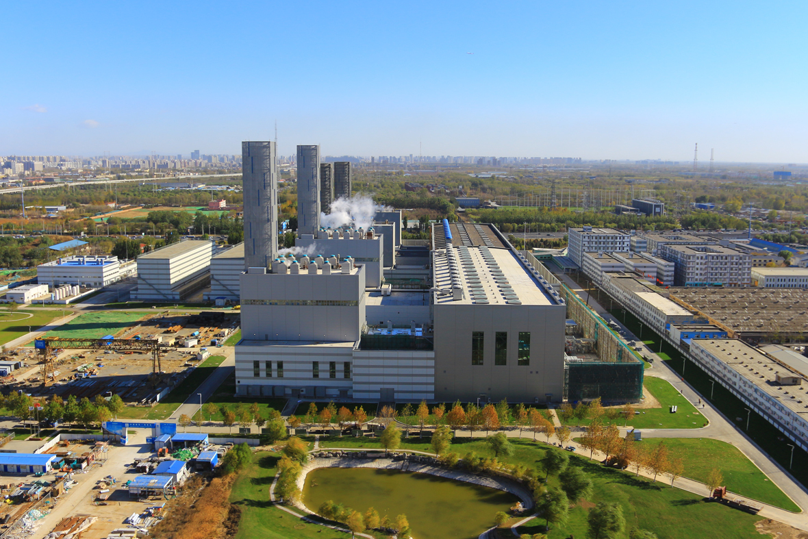 原标题：电建狂魔！中建一局凭啥让北京成为全国首个清洁能源发电城市            北京供暖第一周，中建一局建设的华能北京热电厂三期燃气热电机组工程9、10、11号机组建成投入使用，这标志着北京成为全国首个全面实施清洁能源发电的城市。至此，北京城六区全部采用燃气供暖