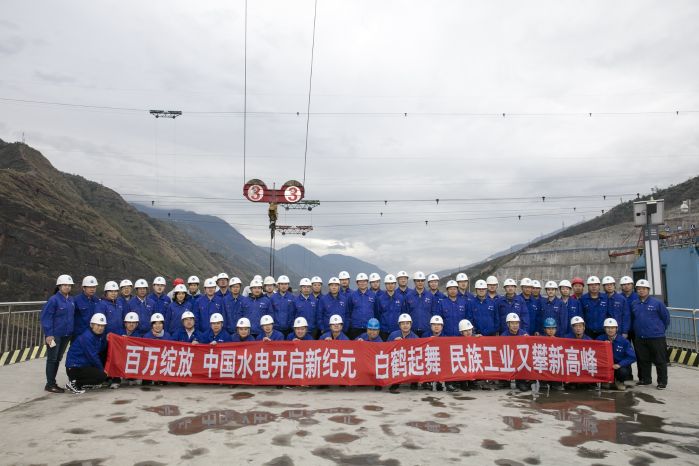      　　     摄影：朱永祥     　　本网讯（杜健伟）11月23日、24日，哈电集团哈尔滨电机厂有限责任公司（以下简称“哈电”）党委副书记刘玉强一行54人对白鹤滩工程进行了调研。     　　刘玉强一行首先参观了白鹤滩工程机组埋件加工厂、转轮加工厂和左右岸地厂机窝，并在转轮加工厂参加了重温入党誓词的大党建活动
