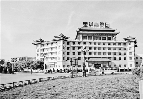 原标题：神秘“大鳄”接盘荣华实业 原大股东承诺成空金蝉脱壳                            本报记者 张望 深圳报道  导读  郑建明的来头颇不一般，为传说中的神秘资本大鳄，曾大手笔投资江西赛维、熔盛重工、国美电器等多家上市公司股权，在2017胡润中国富豪排行榜中，其个人财富为100亿元。此外，据荣华实业披露的详式权益变动报告书，在香港上市的天成国际、玖源集团和顺风清洁能源，皆由郑建明控制