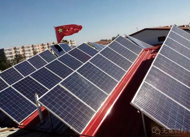 原标题：免费太阳光卖出好价钱，“云万家”户用光伏如何精准扶贫？            河北农村的退休老电工张顺生，靠自家屋顶的光伏发电就能每月至少赚500元，而且可能解决10年后的养老问题，隆基泰和智慧能源的“云万家”是怎么做的？ 对一个没有养老金的农村家庭来说，现在有机会能在未来20年每月拿到固定收益。 农户只要有一块闲置的屋顶，投资几万元建一个家庭户用光伏屋顶项目，就可以利用太阳光发电，除了自用外，还能将电量并网获得收益，再加上政府补贴，每月都能获得不错的收入