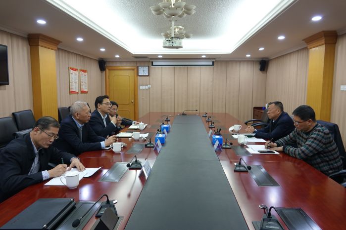      　　     　　本网讯（雒德宏）11月29日，三峡新能源总经理李斌与来访的青海水电集团董事长王海青一行进行座谈。双方围绕新能源领域开展深层次合作进行了深入交流，并达成广泛共识