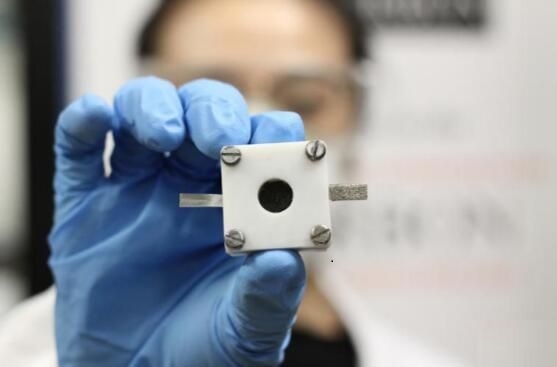 根據(jù) ZDNet 消息，悉尼大學(USyd) 和新加坡南洋理工大學的化學工程研究人員已經(jīng)開發(fā)出一種新電池技術——鋅空氣電池。研究人員認為它可以運用在電子產(chǎn)品之中，從而來代替鋰離子電池