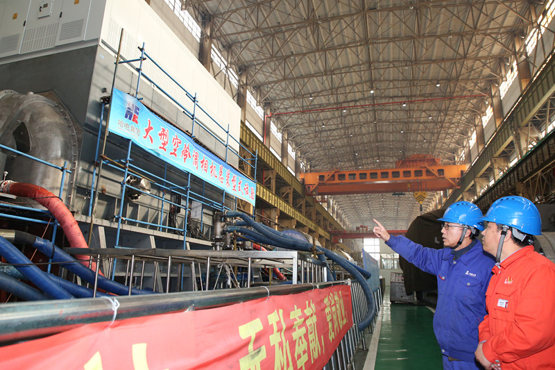 　　11月24日23時(shí)40分，世界首臺(tái)特高壓直流輸電全空冷300兆乏調(diào)相機(jī)在哈電集團(tuán)哈爾濱電機(jī)廠有限責(zé)任公司（下稱“哈電機(jī)”）完成全部制造及試驗(yàn)過程?？傃b型式試驗(yàn)和聯(lián)調(diào)并網(wǎng)試驗(yàn)結(jié)果表明，其各方面參數(shù)、性能、指標(biāo)均滿足國家電網(wǎng)公司及設(shè)計(jì)方案要求，暫態(tài)運(yùn)行指標(biāo)和過載能力表現(xiàn)卓越