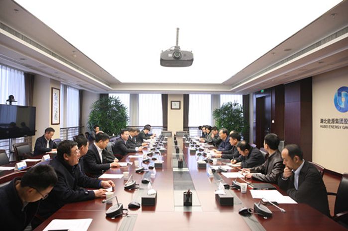      　　     　　摄影：张兴斌     　　本网讯（郑宇）11月29日上午，三峡集团总经理助理、湖北能源董事长、党委书记肖宏江，总经理邓玉敏与来鄂考察的新疆生产建设兵团第五师双河市党政代表团一行座谈。     　　肖宏江首先对五师双河市党政代表团一行的来访表示热烈欢迎