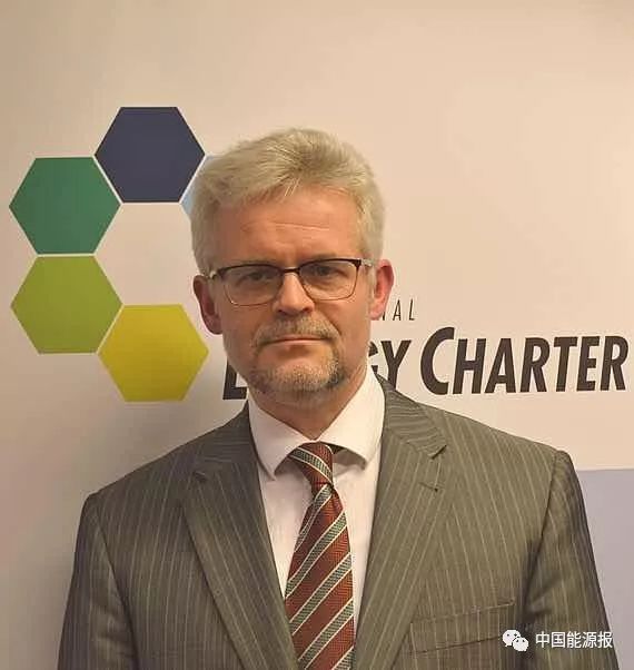 原标题：国际能源宪章组织秘书长：将同中国进一步加深合作             11月28日，国际能源宪章组织第28次部长级会议在土库曼斯坦召开，中国国家能源局副局长李凡荣率团出席会议并发表讲话。 会议期间，国际能源宪章秘书长乌尔班•鲁斯纳克表示，期待与中国进行更加深入的交流与合作，希望通过多种合作方式促进中国早日正式加入国际能源宪章组织