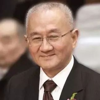 原标题：WIMS嘉宾有约 | 薛禹胜：智能电网与能源革命            “2017世界智能制造大会”倒计时 6 天  他，是中国著名的电力系统专家 你或许不了解他的研究成果 但他设计的电网停电防御体系覆盖了中国4/5的电网 使我国至今未发生类似国外的大停电事故 他设计的EEAC算法应用到软件 15年来一直是国际市场上唯一的商品化软件 他的授权专利达到25项，发表国际论文150余篇 他就是中国工程院院士，国网电力科学研究院名誉院长 薛禹胜 中国正在努力寻求从高碳经济向低碳经济转型，能源的综合优化问题
