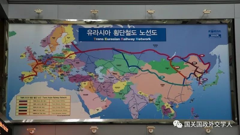 原标题：【欧亚研究】汪伟民：韩国欧亚战略的演进-过程、特征与展望            作者系上海政法学院国际事务与公共管理学院院长、教授 中国-上海合作组织国际司法交流合作培训基地副秘书长 主要研究方向为国际安全、中美俄关系、朝鲜半岛问题。   国关国政外交学人第六QQ群：307915326  学术交流 资源共享  【关键词】韩国 欧亚战略 中韩战略对接 内容提要 韩国地处欧亚大陆的边缘地带，受地缘位置、国家实力等条件的限制，其在欧亚内陆拓展影响力时存在先天的不利因素