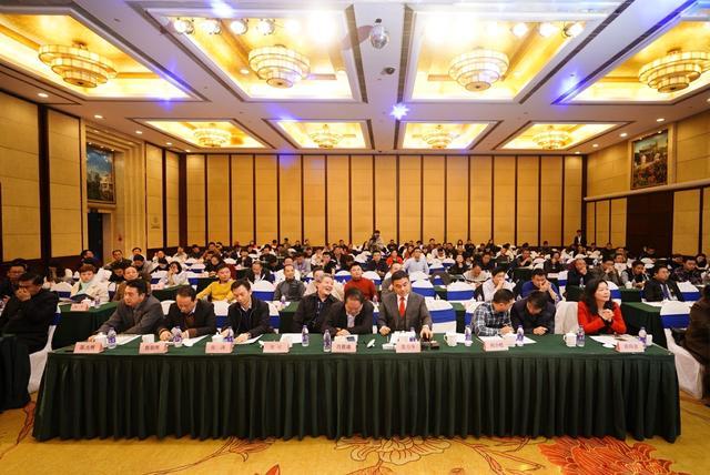 原标题：中利集团中南大区招商会盛大召开 “独孤九剑”耀炫业界            来源：潮长沙 聚势新蓝海，聚光赢未来！2017年12月1-3日——长沙，备受瞩目的2017年长沙新能源展览会隆重召开之际，中利集团股份有限公司(以下简称“中利集团”)盛装亮相，并在长沙.华雅国际大酒店同步举行了“中利.家、中利+”光伏解决方案发布暨中南大区招商会，“独孤九剑”同时耀炫家庭和工商业光伏两大领域，震撼全场。  匠心铸“双剑” “双剑合璧，剑剑封喉”