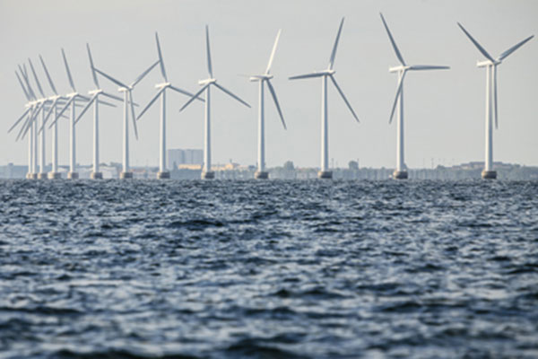 
                
	
                    
	总部位于阿联酋的石油钻井平台建筑商Lamprell宣布，预计英国北海East Anglia One海上风电项目将遭遇“重大损失”。

	

	主要设施在Hamriyyah，Sharjah和Jebel Ali等阿联酋港口的Lamprell去年从苏格兰电力可再生能源公司Scottish Power Renewables中标价值2.25亿美元的建设合同，为East Anglia One海上风电项目制造和供