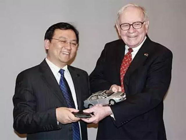 原标题：持股9年赚6倍！揭秘巴菲特“出轨”比亚迪的内幕             【2008年9月，巴菲特花费18亿港币，以每股8港元的价格认购了2.25亿股比亚迪股份，如今这笔投资市值已经接近120亿，持股9年收益近6倍，至今也未出售过一股比亚迪股票。作为巴菲特持有的唯一一家中国公司，比亚迪是如何得到“股神”亲睐的？】 本文摘自《跳着踢踏舞去上班》，（美）卡萝尔·卢米斯编，张敏译，湛庐文化出品，北京联合出版公司2017年10月出版 沃伦·巴菲特有一些关于投资的金科玉律： 当一位声名卓著、才华横溢的经理人接