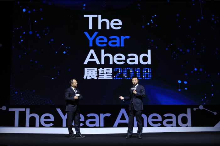 原标题：The Year Ahead 展望2018峰会在京成功举办            11月29日、30日，由《商业周刊／中文版》主办，梅赛德斯-奔驰首席战略合作的THE YEAR AHEAD “展望2018”峰会在北京成功举办，本届为期两天的峰会携手微博作为战略媒体合作伙伴， SpencerStuart史宾沙、墨迹天气作为特别合作伙伴，汇集了千名商业精英，解读全球经济趋势，探讨新一年商业变革，共同展望与探索未来商业世界的机遇与挑战。 会议特邀彭博经济亚洲首席经济学家Tom Orlik、摩根大通董事总