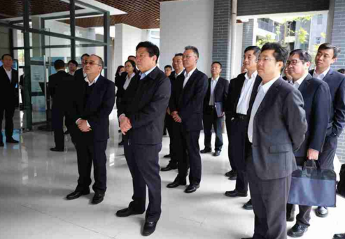 11月22日，南方电网综合能源服务商转型和产业发展现场研讨会在广州供电局召开。南方电网公司董事长李庆奎带队调研，上午参观广州中新知识城、黄埔体育中心公交充电站，下午赴黄埔供电局调研并开展研讨，研究部署下一阶段重点工作