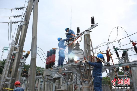                     （原标题：官方称中国近七成新增电力为可再生能源）                                                    供电工人冒高温抢修作业。 卢传隆 摄中新社北京10月31日电 (记者 陈溯)中国国家能源局10月31日对外公布的一组数据显示，今年前三季度，中国可再生能源新增装机约占中国全部电力新增装机的67%左右，目前可再生能源已成为中国新增电力的主力