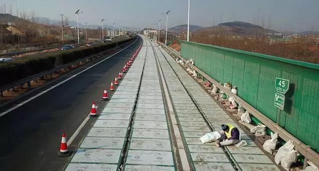 原标题：“光伏公路”来袭 是噱头还是黑科技？            中国济南年底即将通车全国首条“光伏公路”，晒晒太阳就能发电，下雪后还能自行融化路面积雪，光伏公路由一块块太阳能面板拼接而成，上方则覆盖高强度的钢化玻璃或树脂材料，而也不需要把原来的道路挖空，直接在原有道路上加盖一层即可。  而光伏公路发电也与附近的充电桩以及路灯相连，可以让平时白天的太阳能转化为电能，同时节省了太阳能面板需要的空间，重逢利用了已有资源来发展纯净能源的思路