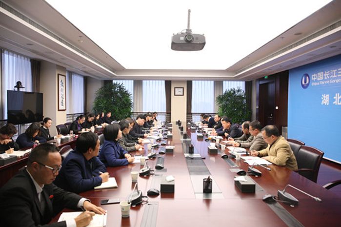      　　本网讯（郭文新）11月30日，湖北能源总经理邓玉敏与来访的三峡财务公司副董事长、总经理张星燎就湖北能源财务公司交接事项座谈。               　　会议现场（摄影：张兴斌）          　　邓玉敏对张星燎一行的到访表示欢迎，对湖北能源财务公司成立以来取得的成绩给予了充分肯定，对全体员工为湖北能源发展做出的贡献表示感谢