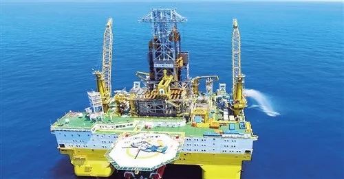 原标题：【新知】比煤炭石油高能数十倍的绿色能源来了，你还不知道？            俗话说水火不相容。但是有这样一种冰，不仅可以燃烧，其热值还比石油多10倍，燃烧后很清洁，只生成二氧化碳和水，储量据称可供人类使用千年