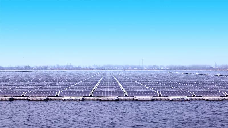                                     近日，由新加坡太阳能研究所主办的首届国际漂浮式太阳能研讨会（IFSS）在新加坡金沙国际会展中心成功举办，阳光电源携阳光浮体产品及漂浮电站解决方案精彩亮相。此次峰会搭载第十届新加坡国际能源周平台，邀请来自美国、法国、泰国、巴基斯坦等各国能源领域企业、投资方及科研机构专家学者，围绕漂浮式太阳能的最新科技、战略部署及盈利模式等进行交流分享
