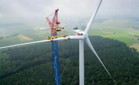                                     近日Nordex公司在德国莱茵兰―普法尔茨州（Rhineland-Palatinate）的Hausbay风电场安装了世界上最高的风电机组。该N131-3300机组的轮毂高度为164米，风轮直径131米，总高度达到230米